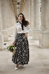 a lady in a white shirt and a white floral pinted black mamianqun